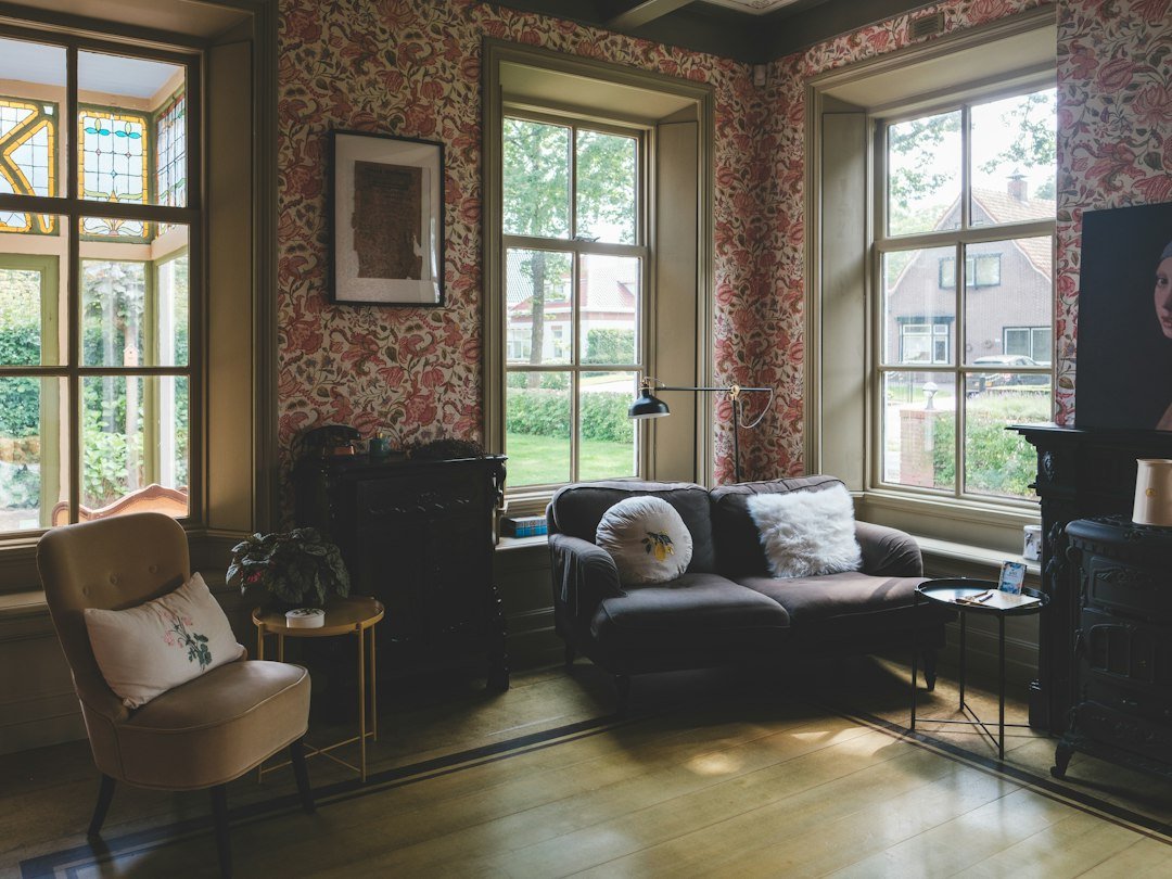 Salón antiguo con muebles de madera, cuadros y objetos de decoración